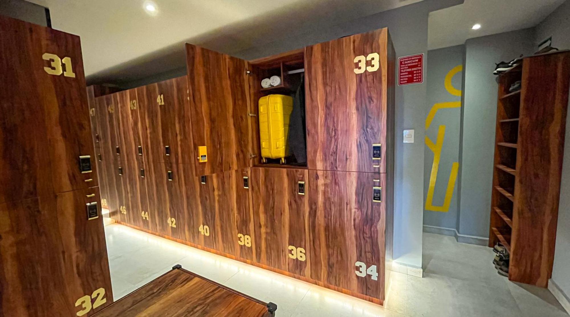 The Yellow Capsule Cancun Close To Airport Exterior foto